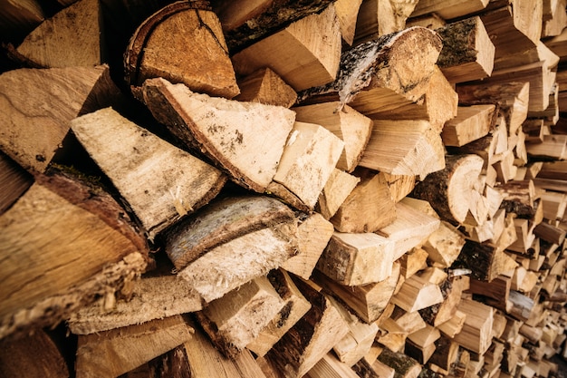 Leña de madera apilada en una pared.