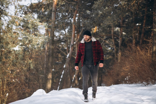 Leñador en el bosque