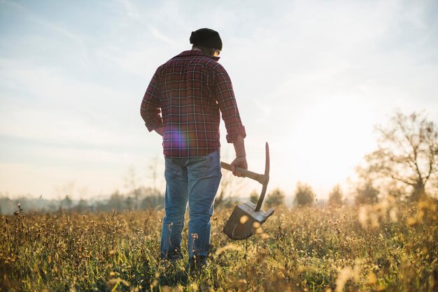 Foto leñador en el campo