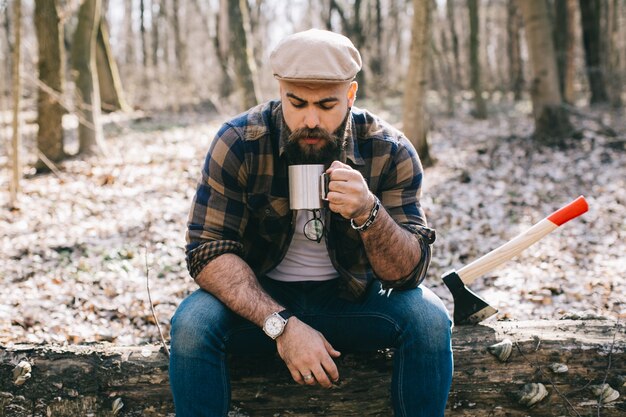 Leñador disfrutando de un café después del trabajo