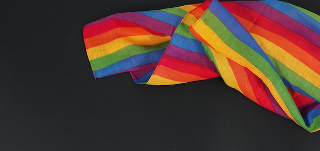 Lenço de arco-íris isolado em fundo preto.