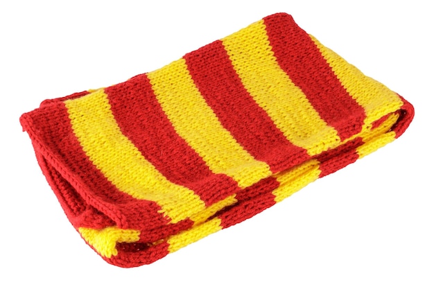 Foto lenço de lã listrado vermelho-amarelo dobrado isolado no fundo branco foto de alta qualidade