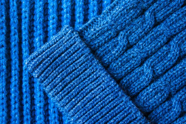 Lenço de malha azul e chapéu. Conceito de roupas quentes de outono e inverno.