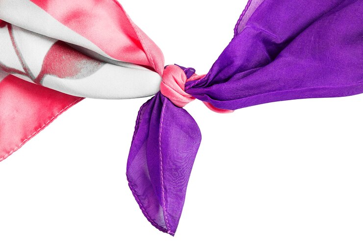 Foto lenço de seda rosa e roxo amarrado em close isolado sobre branco