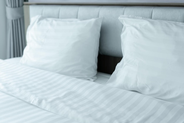 Foto lençóis e travesseiros limpos no hotel para viajantes