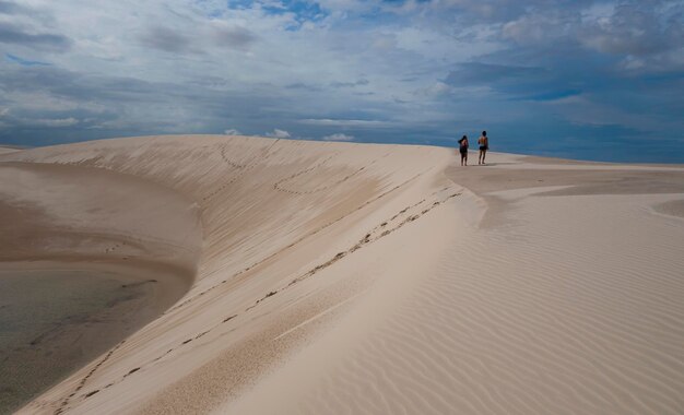 Lençóis maranhenses ma brasil 12 de março de 2017 pessoas andando nas dunas do deserto com água