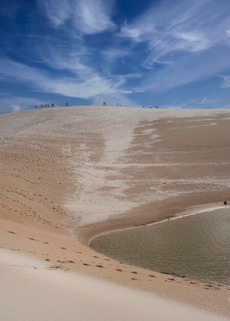 Lencois Maranhenses MA Brasil 12 de marzo de 2017 Gente caminando en las dunas del desierto con agua