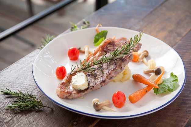 Lendensteak mit Knoblauchbutter