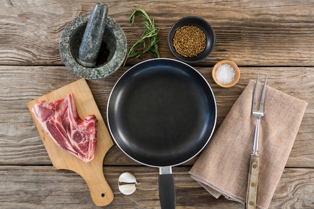 Lendensteak und Zutaten gegen Holztisch