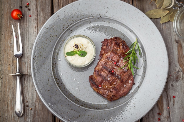 Lendenstücksteak auf Platte mit Soße