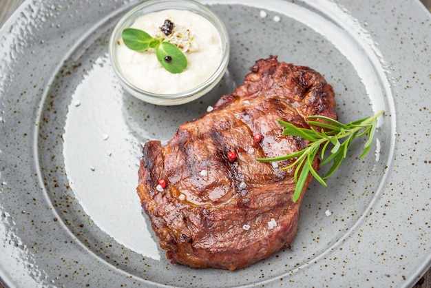 Lendenstücksteak auf Platte mit Soße