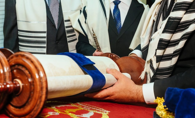 Lendo a Torá judaica no Bar Mitzvah Bar Mitzvah Torá lendo