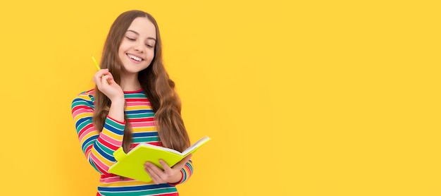 Lendo seu ensaio escolar Garota feliz segura caneta e caderno Retrato de cabeçalho de banner de estúdio de estudante colegial copyspace de rosto de criança em idade escolar