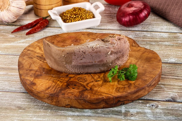 Lengua de cerdo al vapor con mostaza