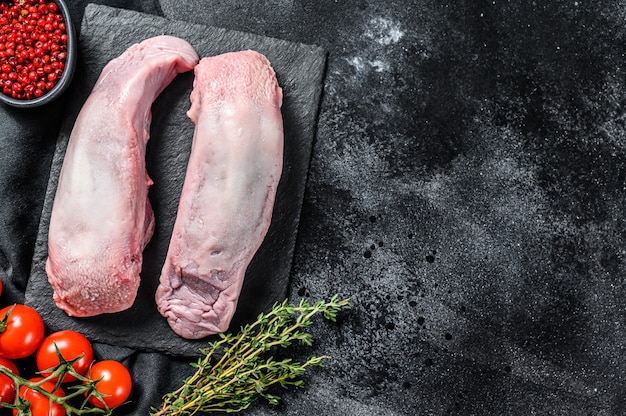 Lengua de cerdo cruda con especias y hierbas en placa.