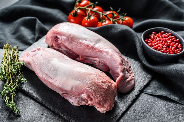 Lengua de cerdo cruda con especias y hierbas en placa