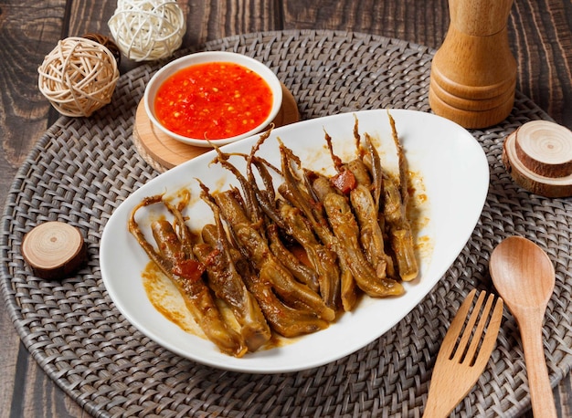 Lengua de pato padang con salsa de chile rojo servida en un plato aislado en la vista lateral de la mesa de la comida de taiwán