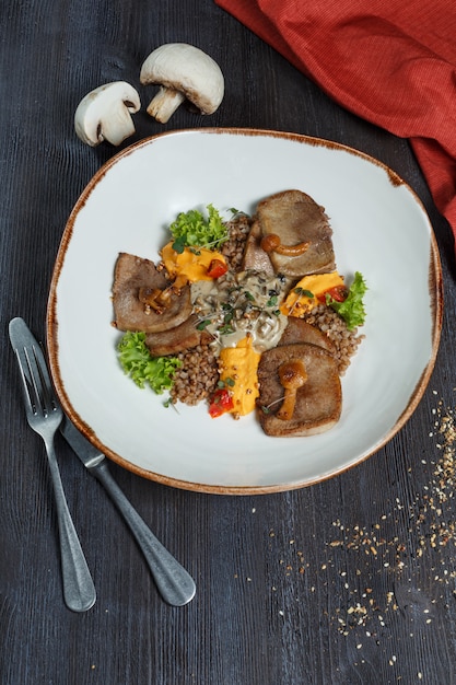 Lengua de res, judías verdes para una cena saludable