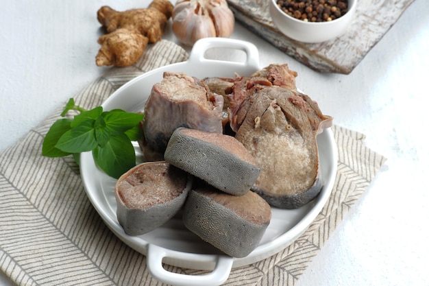 lengua de ternera hervida, lista para cocinar