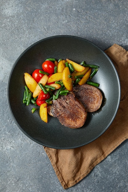 Lengua de ternera a la plancha con patata frita y verduras