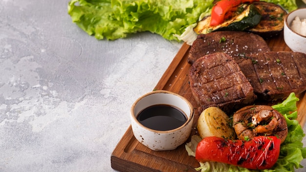 Lengua de ternera a la plancha con verduras. Espacio de texto