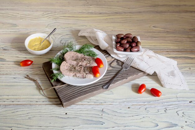 Lengua de ternera en rodajas en un plato blanco