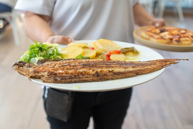 Lenguado al horno com patatas pimiento y lechuga