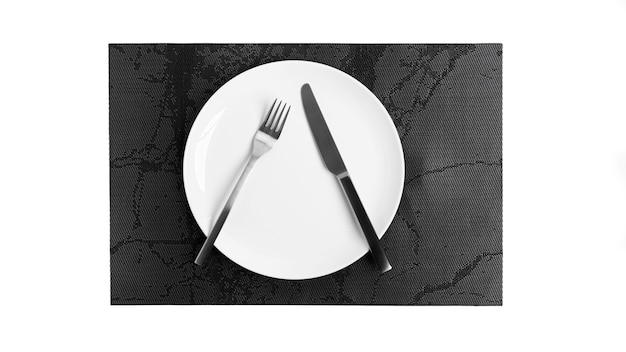 Lenguaje de señas con cubiertos. Un plato con cubiertos aislado sobre un fondo blanco. Plato, cuchillo, tenedor sobre un fondo blanco. Foto de alta calidad