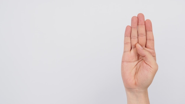 Foto el lenguaje de señas de mano de b para sordos sobre fondo blanco.