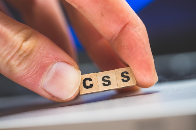 Foto lenguaje web css cubos de madera con letras css en un concepto de computadora portátil para lenguaje de hoja de estilo