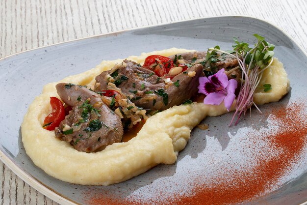 Lenguas de cordero con puré de patatas guisadas en salsa de tomillo y hierbas