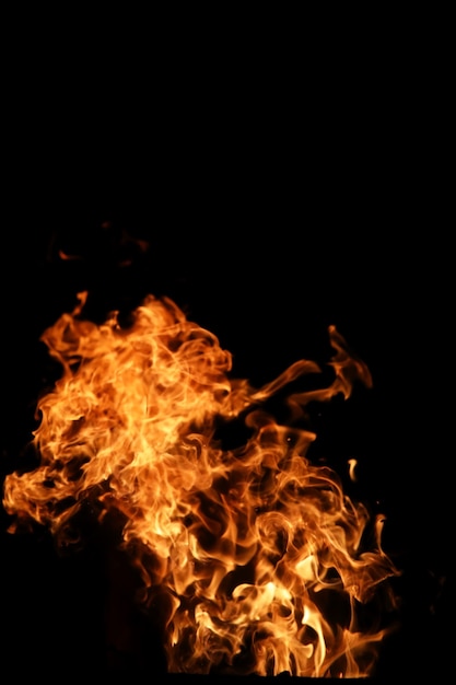 Lenguas de una llama de fuego de color amarillo anaranjado de la quema de leña