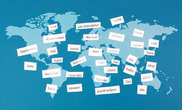 Foto lenguas y mapa del mundo palabra hola en diferentes lenguas habladas en europa concepto de multilingüe