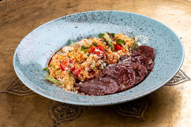 Lenguas de ternera guisadas con bulgur Plato clásico retro ruso