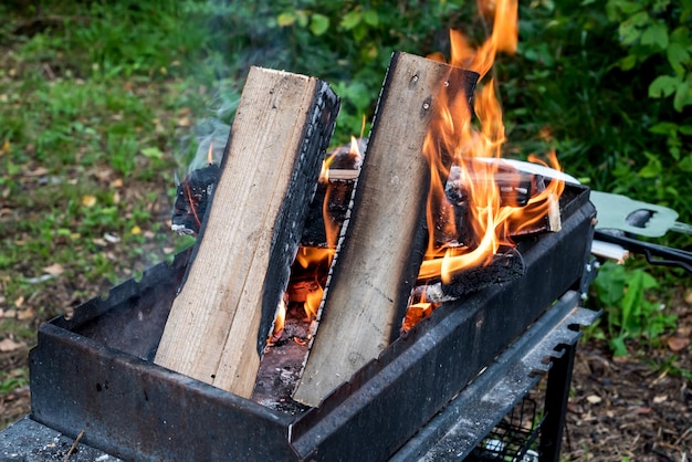 Lenha queimando na grelha Fogo aberto Fechar Churrasco ao ar livre Horizontal