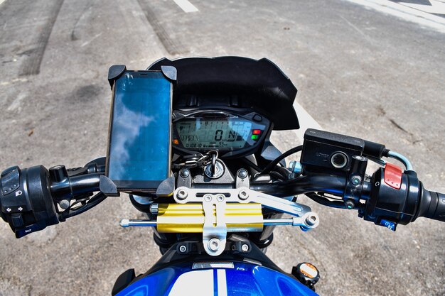 Lenkermotorrad mit Smartphone