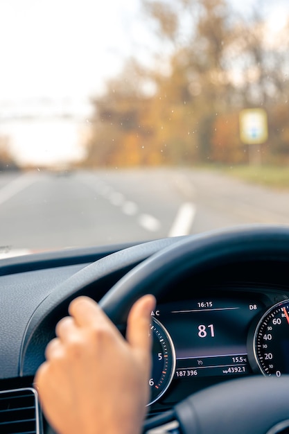 Lenkrad in einem Auto, das mit hoher Geschwindigkeit auf der Straße fährt