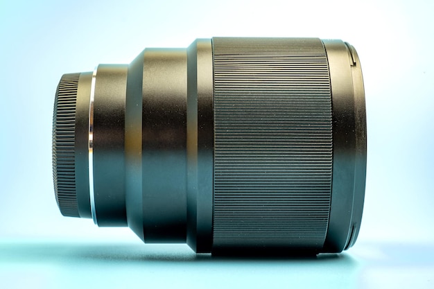 Foto lente de cámara digital óptica aislada sobre fondo azul