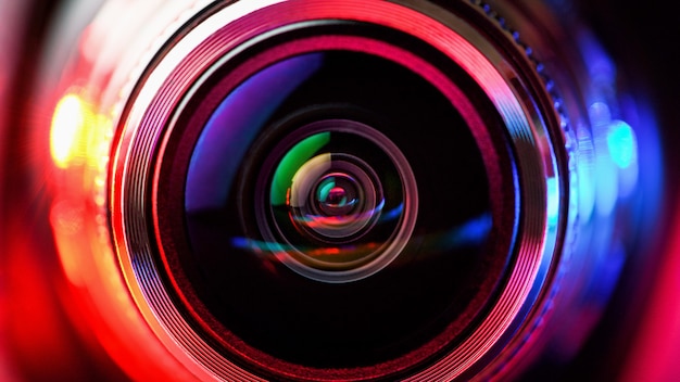 Foto lente de la cámara con luz de fondo roja y azul. lentes de fotografía macro.