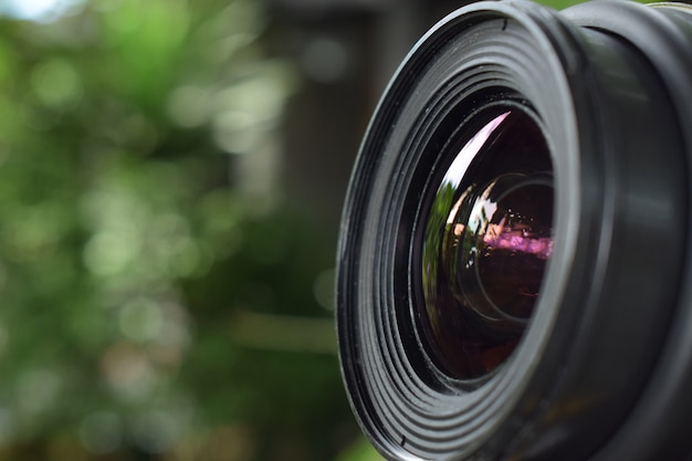 lente de la cámara que proporciona una calidad nítida y hermosa para fotógrafos profesionales.