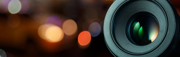 Lente da câmera em borrão à noite na cidadeequipamento fotográfico da câmera aspirações