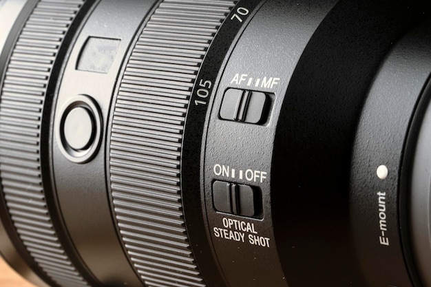 Foto lente de câmera profissional em um fundo preto