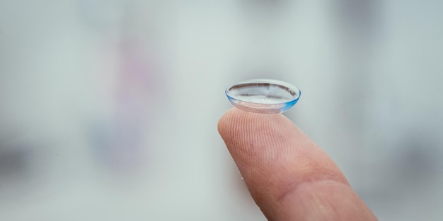 Lente de contato deitada em uma macro de dedo masculino fechada Paciente cliente ou oftalmologista Copiar espaço