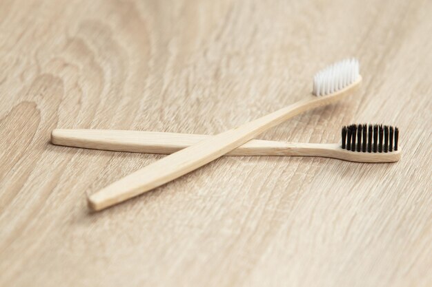 Lente de dientes de bambú ecológico en una mesa de madera