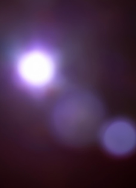 la lente es borrosa, desfocada, de luz brillante, resplandeciente, con manchas brillantes y fondo oscuro