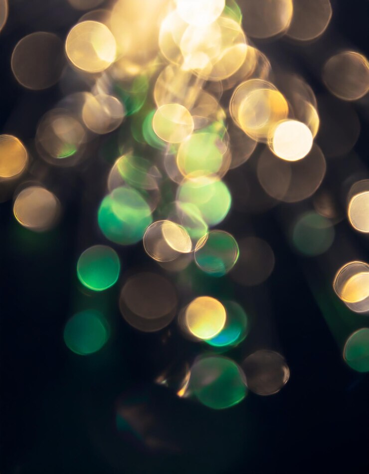 Foto la lente es borrosa, desfocada, de luz brillante, resplandeciente, con manchas brillantes y fondo oscuro