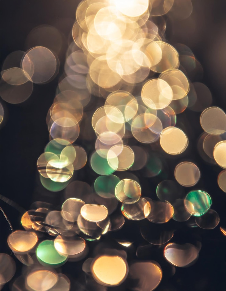 Foto la lente es borrosa, desfocada, de luz brillante, resplandeciente, con manchas brillantes y fondo oscuro