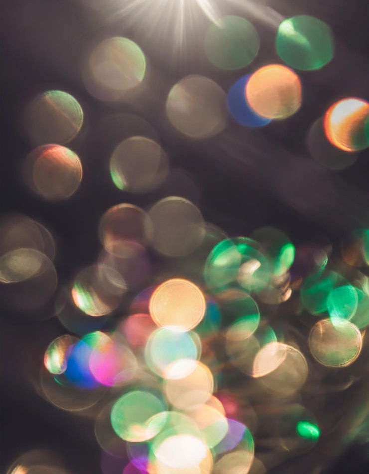 Foto la lente es borrosa, desfocada, de luz brillante, resplandeciente, con manchas brillantes y fondo oscuro