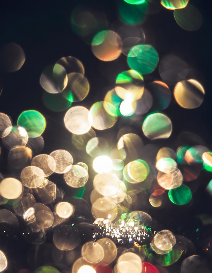 Foto la lente es borrosa, desfocada, de luz brillante, resplandeciente, con manchas brillantes y fondo oscuro