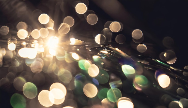 Foto la lente es borrosa, desfocada, de luz brillante, resplandeciente, con manchas brillantes y fondo oscuro